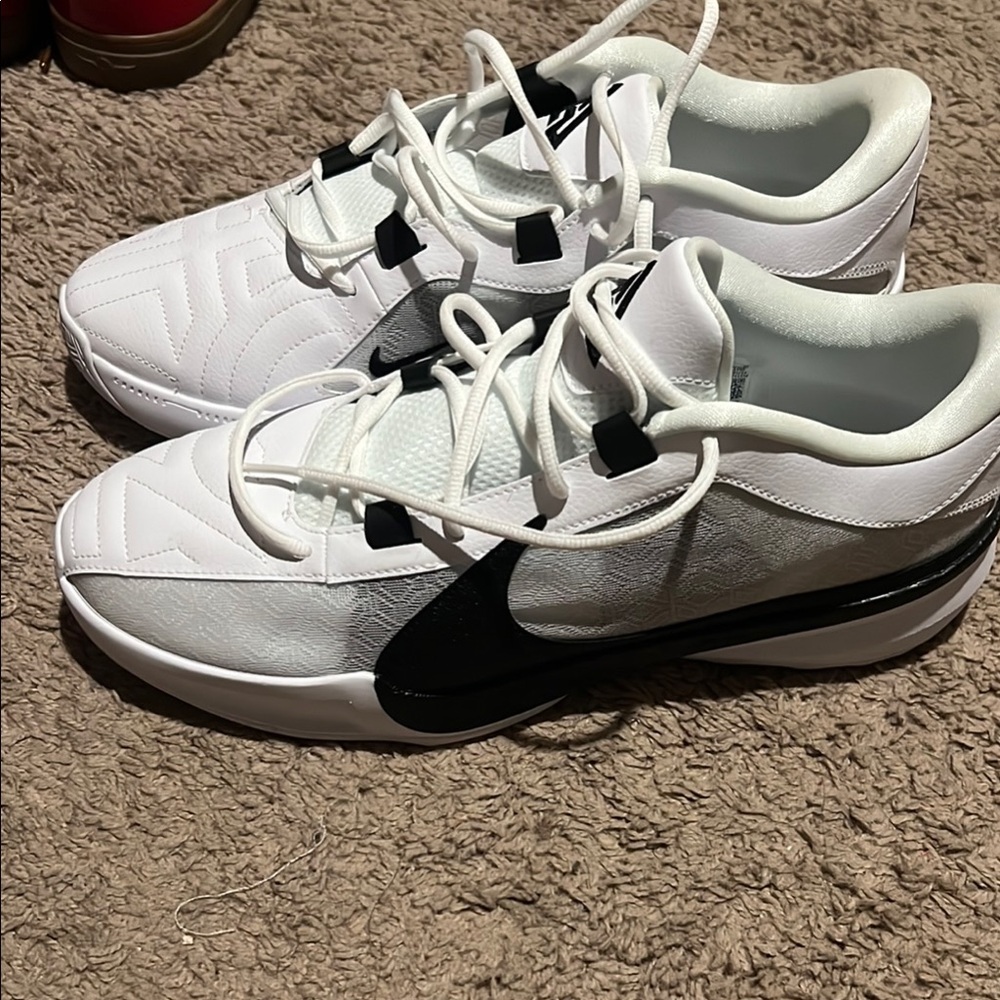 Nike Men's Athletic Shoes in White and Black